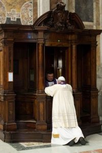 Papa Francisco confesándose en el Vaticano 2