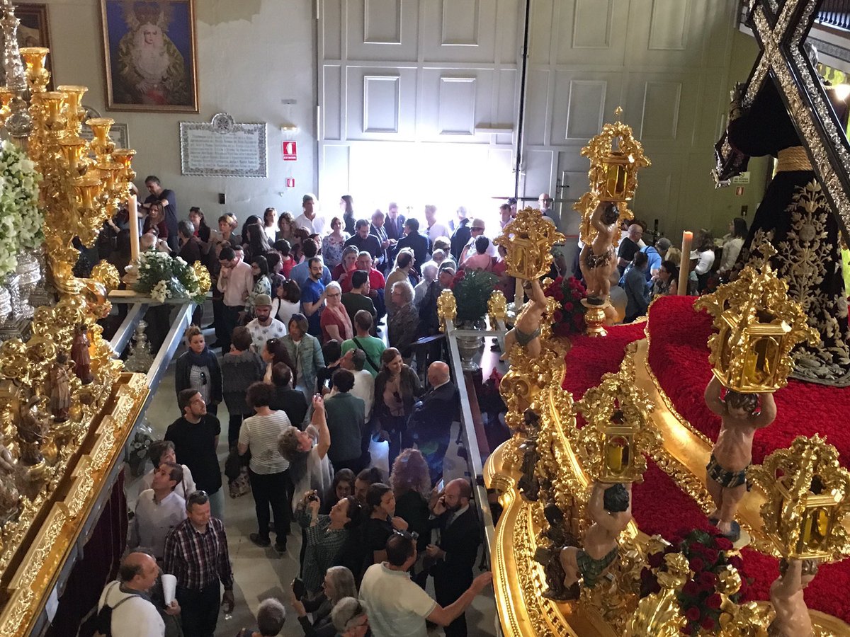 imagen del Museo de la Archicofradía de la Esperanza de Málaga, lleno de gente para visitar los Tronos en la mañana del Jueves Santo