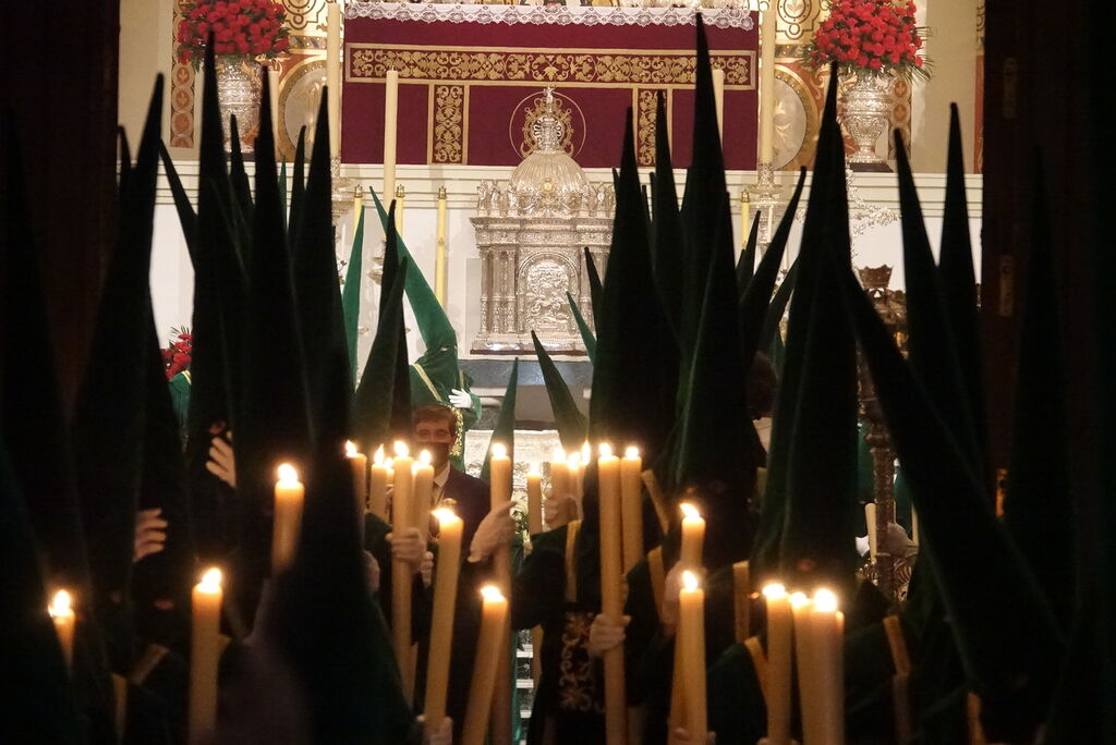 Nazarenos en la Basílica/ Domingo Mérida